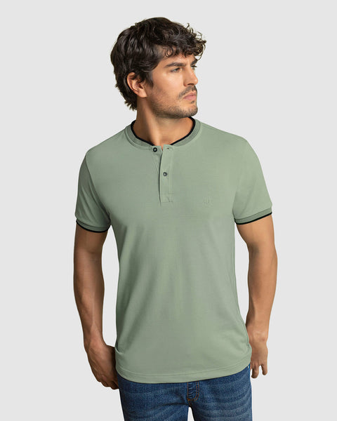 Camiseta con cuello henley y perilla funcional#color_600-verde-medio