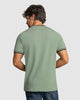 Camiseta con cuello henley y perilla funcional#color_600-verde-medio