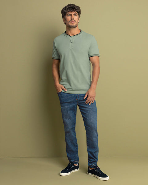 Camiseta con cuello henley y perilla funcional#color_600-verde-medio