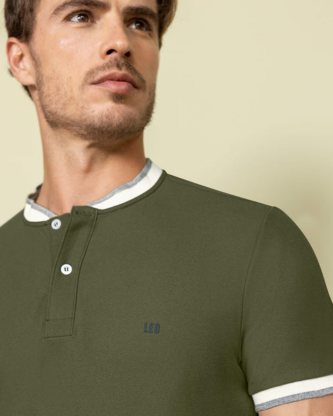 Camiseta con cuello henley y perilla funcional#color_601-verde