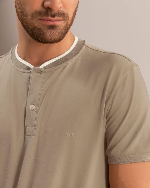 Camiseta con cuello henley y perilla funcional#color_897-cafe