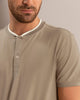 Camiseta con cuello henley y perilla funcional#color_897-cafe