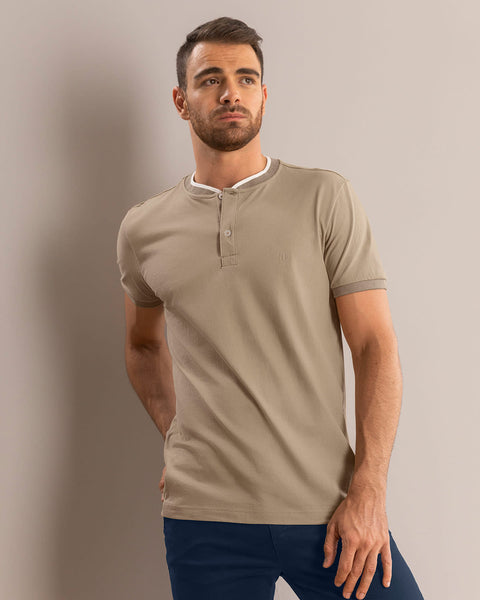 Camiseta con cuello henley y perilla funcional#color_897-cafe