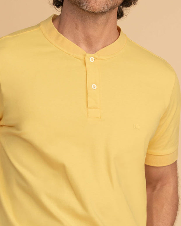 Camiseta con cuello y puños tejidos en contraste#color_019-amarillo-pastel
