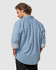 Camisa manga larga con botones funcionales y bolsillo frontal#color_557-azul-claro