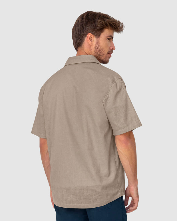 Camisa manga corta con perilla funcional y cuello camisero#color_873-camel