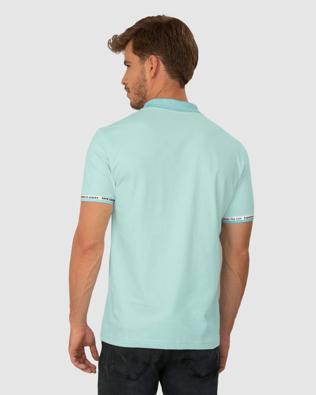 Camiseta tipo polo con elástico decorativo en puños#color_517-azul-claro