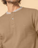 Camiseta manga larga con perilla funcional y logo en frente#color_084-camel