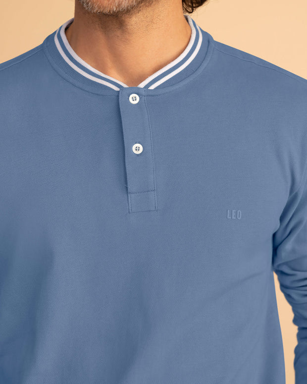 Camiseta manga larga con perilla funcional y logo en frente#color_408-medio-azul