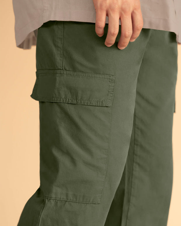 Pantalón con bolsillos tipo cargo#color_171-verde-militar
