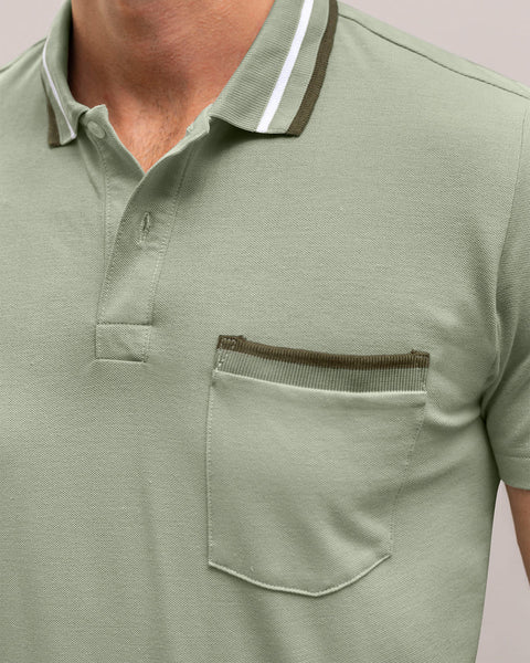 Camiseta tipo polo con perilla funcional y bolsillo decorativo#color_604-verde-pastel