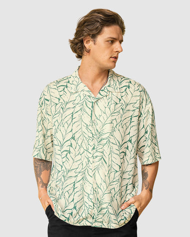 Camisa manga corta tipo hawaiana oversized#color_165-fondo-marfil-estampado