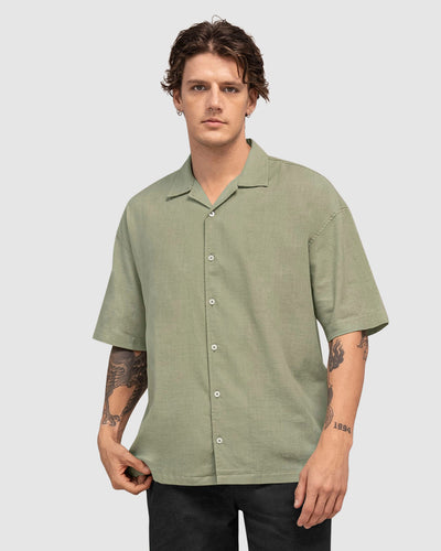 Camisa manga corta con botones en frente de silueta oversized#color_607-verde-medio