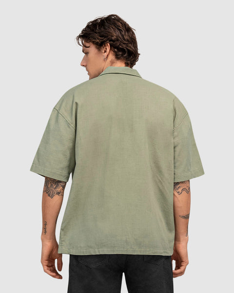 Camisa manga corta con botones en frente de silueta oversized#color_607-verde-medio