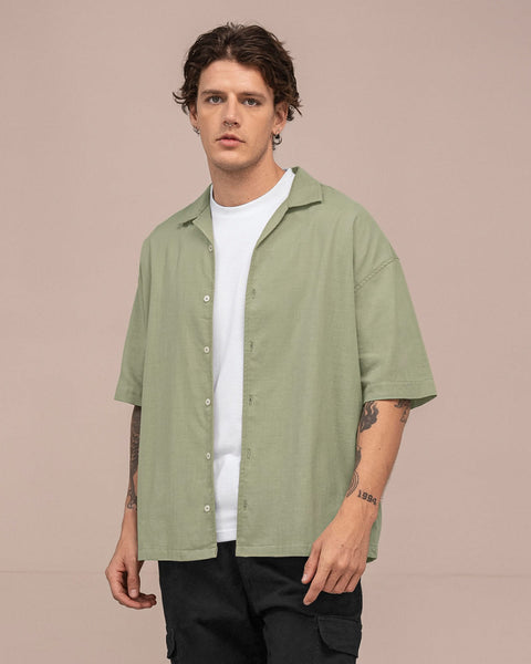 Camisa manga corta con botones en frente de silueta oversized#color_607-verde-medio