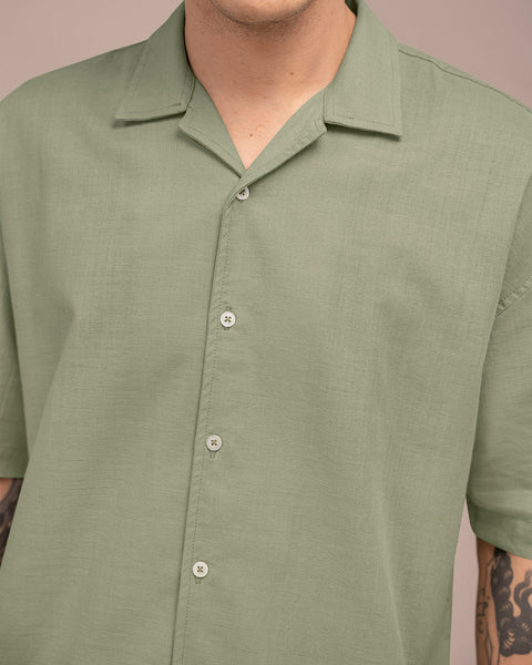 Camisa manga corta con botones en frente de silueta oversized#color_607-verde-medio