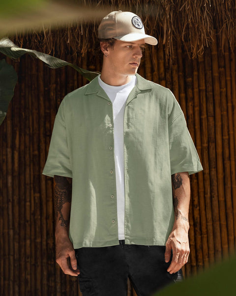 Camisa manga corta con botones en frente de silueta oversized#color_607-verde-medio