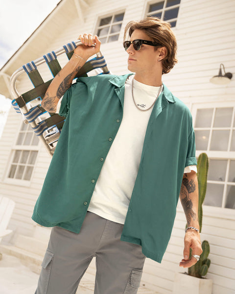 Camisa manga corta con botones en frente de silueta oversized#color_617-verde-oliva