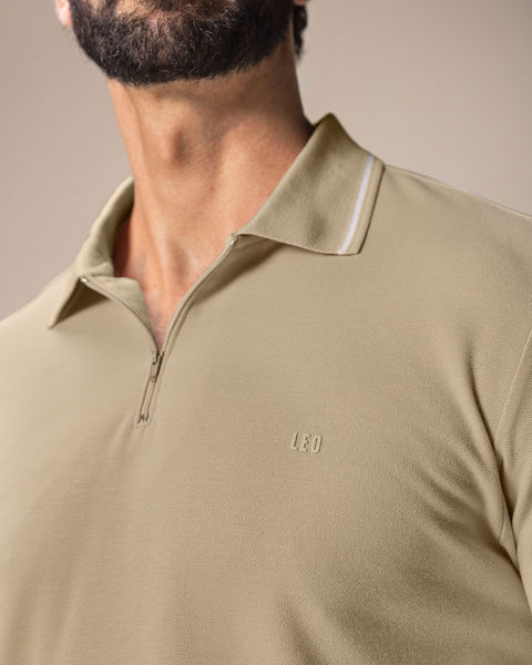 Camiseta tipo polo con cierre funcional#color_084-arena