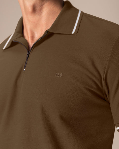 Camiseta tipo polo con cierre funcional#color_835-cafes