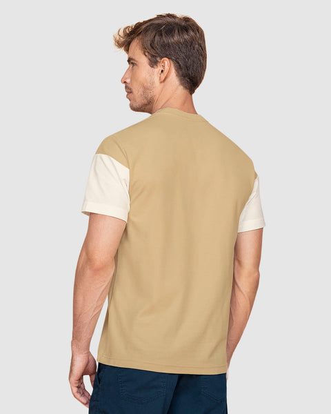 Camiseta henley bloque de color#color_084-arena-bloque-marfil