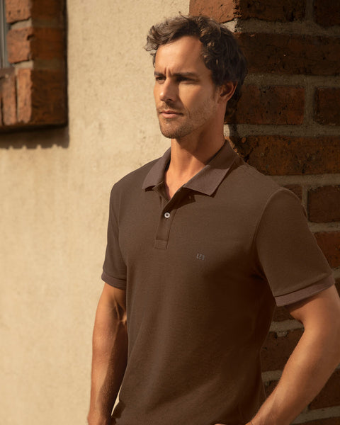 Camiseta tipo polo manga corta masculina#color_c23-cafe-chocolate