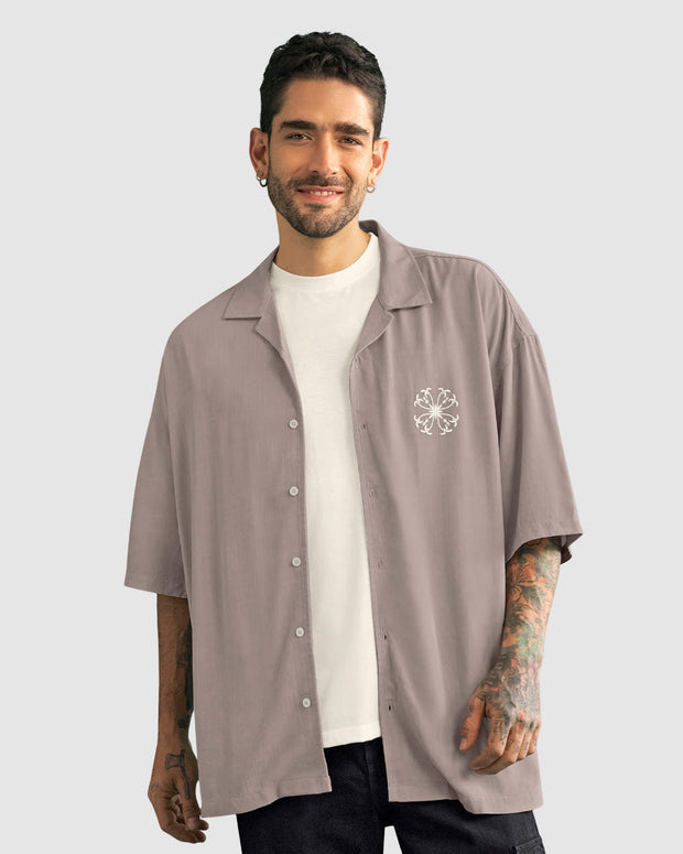 Camisa manga corta con botones funcionales y estampado localizado en frente