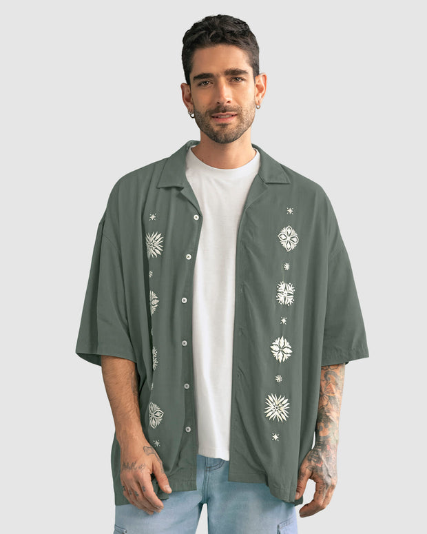 Camisa manga corta con botones funcionales y estampado localizado en frente