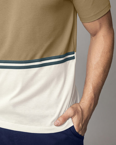 Camiseta manga corta con bloque de color#color_084-arena-marfil