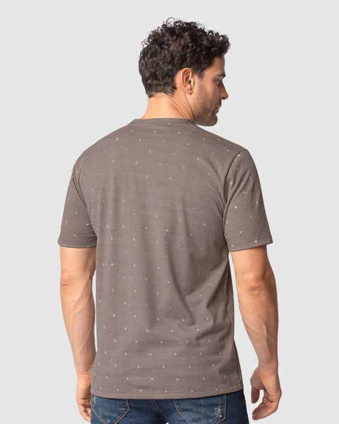 Camiseta manga corta con estampado continuo#color_835-cafe-med