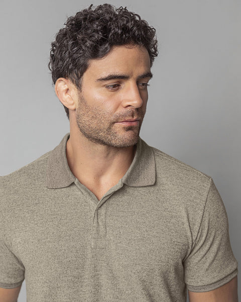 Camiseta tipo polo en tela extrasuave#color_084-arena