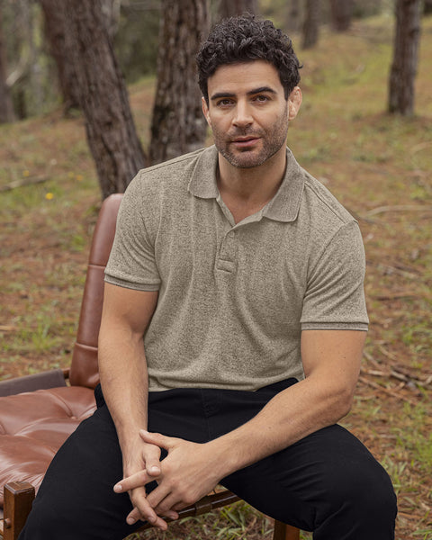 Camiseta tipo polo en tela extrasuave#color_084-arena