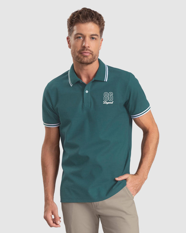 Camiseta tipo polo con detalle en contraste en el cuello