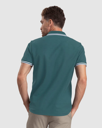 Camiseta tipo polo con detalle en contraste en el cuello#color_c43-verde-jade