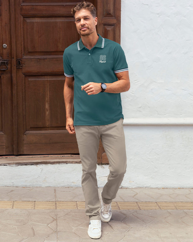 Camiseta tipo polo con detalle en contraste en el cuello