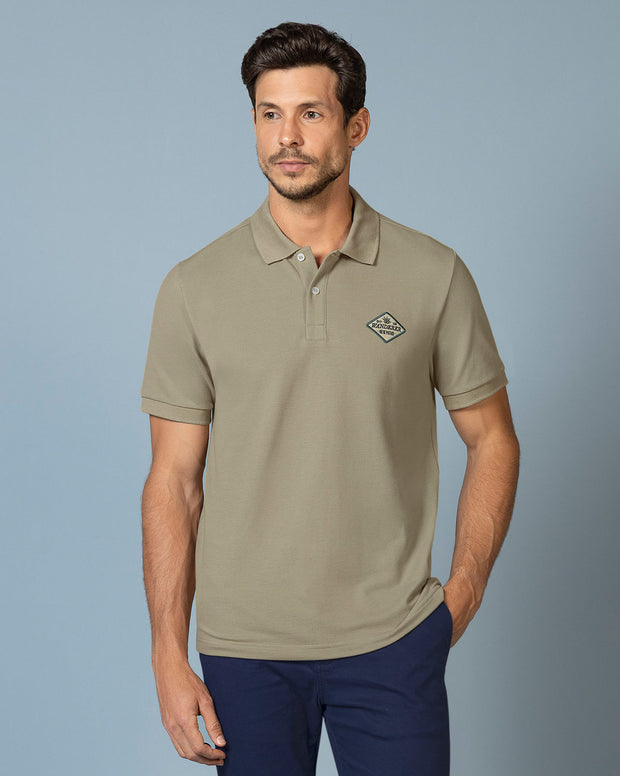 Camiseta tipo polo con aplique bordado