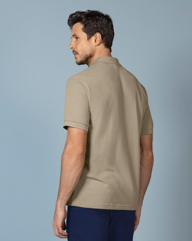 Camiseta tipo polo con aplique bordado