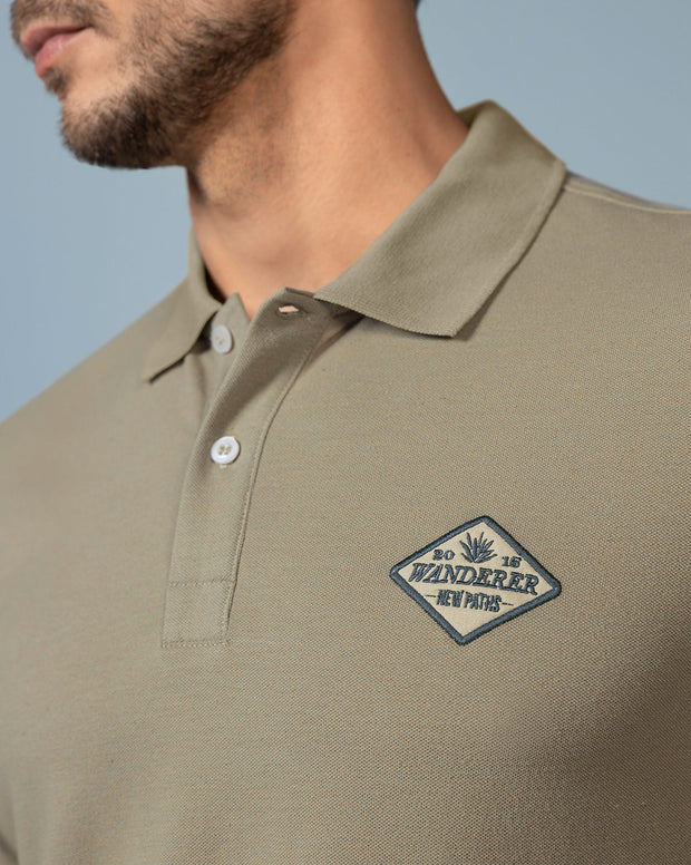 Camiseta tipo polo con aplique bordado