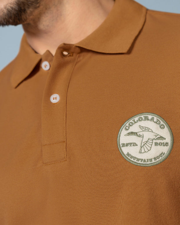 Camiseta tipo polo con aplique bordado
