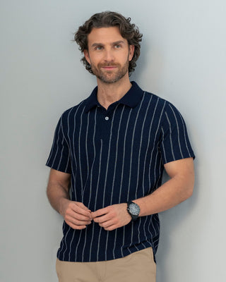 Camiseta tipo polo elaborada en tela con textura#color_146-fondo-azul