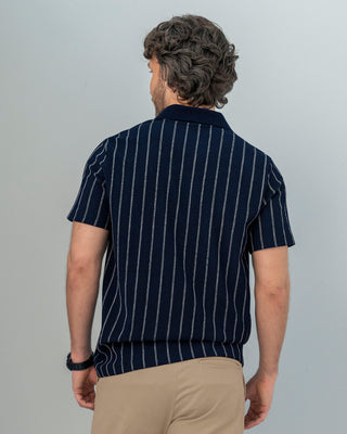 Camiseta tipo polo elaborada en tela con textura#color_146-fondo-azul