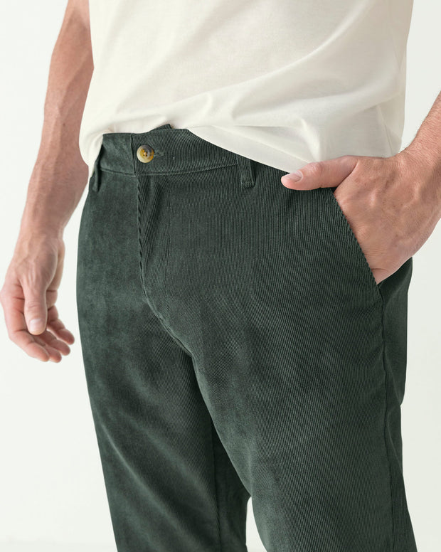 Pantalón masculino bota recta en corduroy