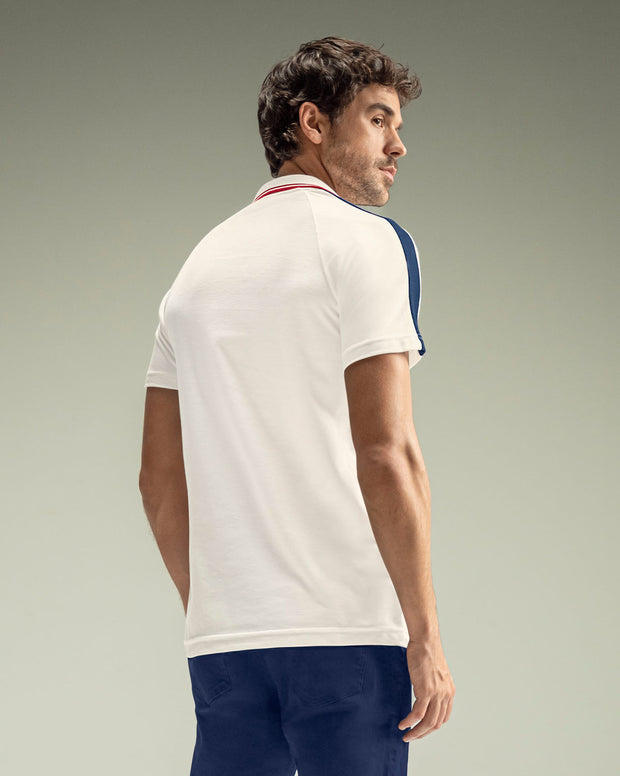 Camiseta tipo polo con cuello sport y detalles en contraste