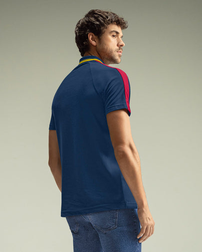 Camiseta tipo polo con cuello sport y detalles en contraste#color_024-azul-oscuro