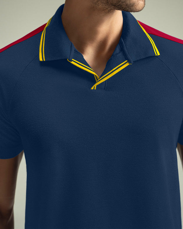 Camiseta tipo polo con cuello sport y detalles en contraste