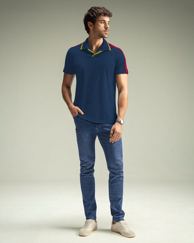 Camiseta tipo polo con cuello sport y detalles en contraste