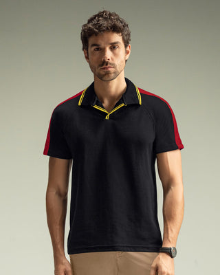 Camiseta tipo polo con cuello sport y detalles en contraste#color_700-negro