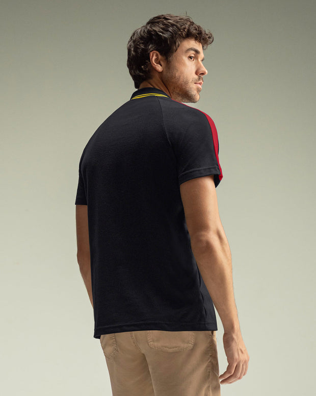 Camiseta tipo polo con cuello sport y detalles en contraste