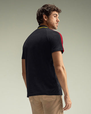 Camiseta tipo polo con cuello sport y detalles en contraste#color_700-negro