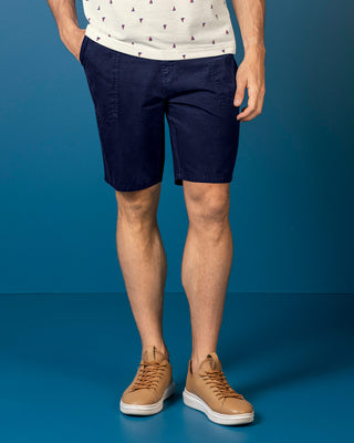 Bermuda con bolsillos de parche#color_c42-azul-oscuro